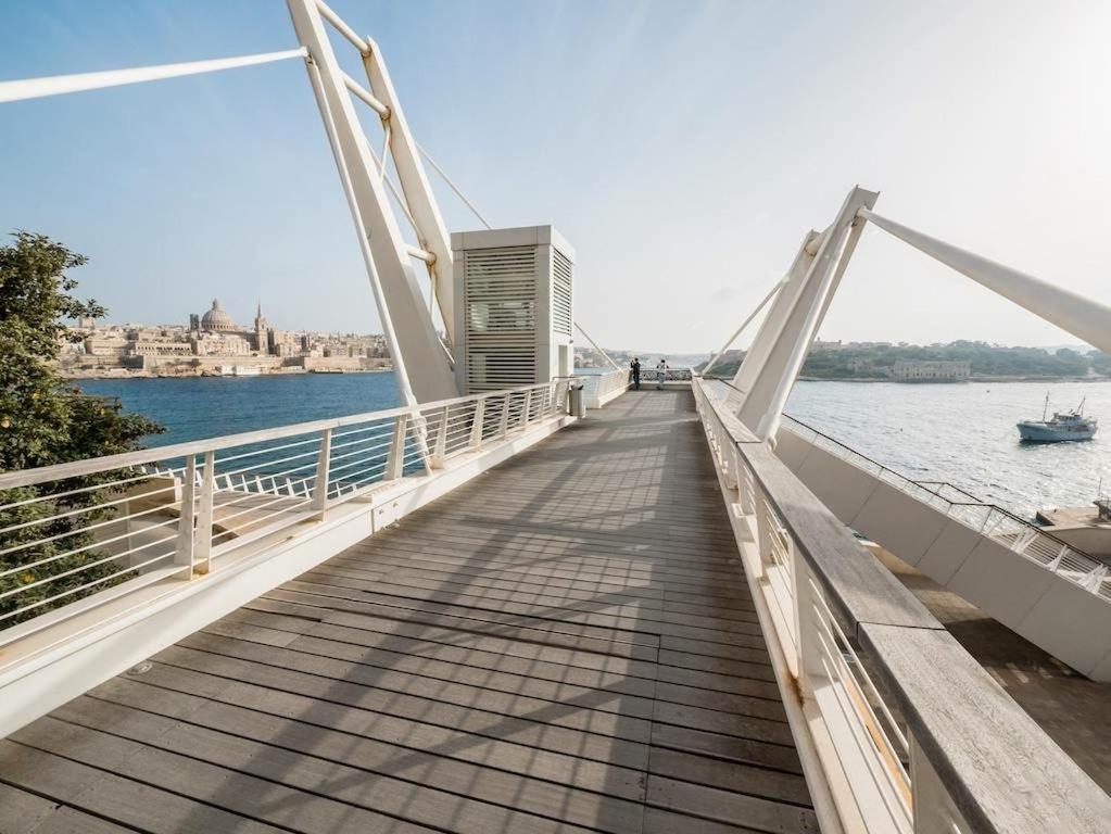 Modern Seaview Apartment In A Prime Location Sliema Exterior photo